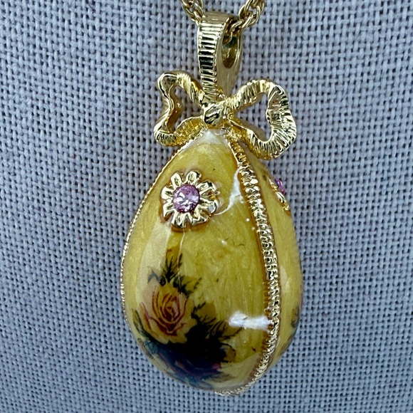 Vintage Joan Rivers Egg Pendant necklace - Picture 2 of 6